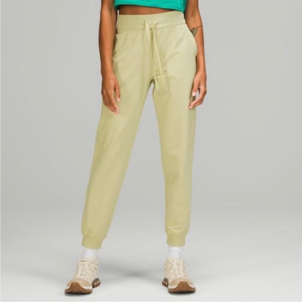 Lululemon Keep Moving Jogger Finch Yellow Womens Size 6‎